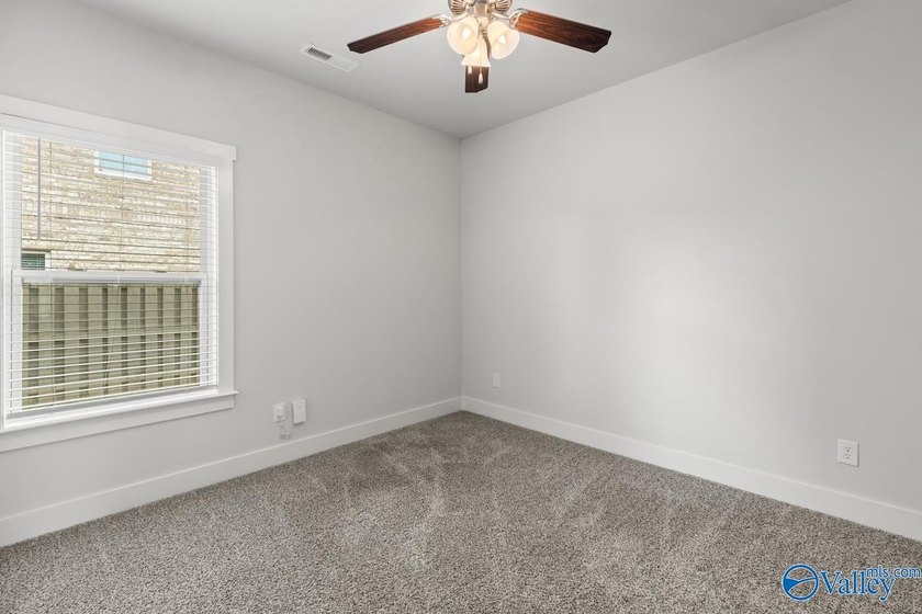 Exceptional move-in ready 4BR/3BA home with freshly painted - photo 17