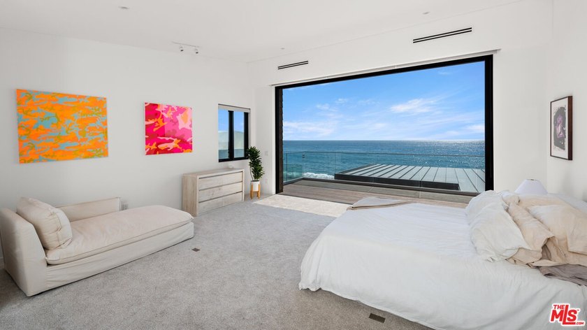 Beautiful, turnkey beachfront retreat in the coveted Malibu Road - photo 8
