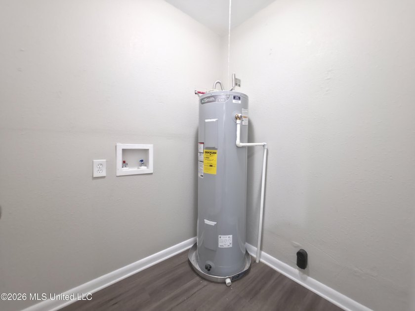 Welcome Home to this 3 bedrooms 2 baths newly renovated home in - photo 18