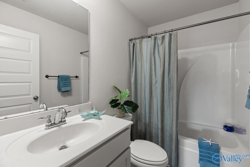 Exceptional move-in ready 4BR/3BA home with freshly painted - photo 19