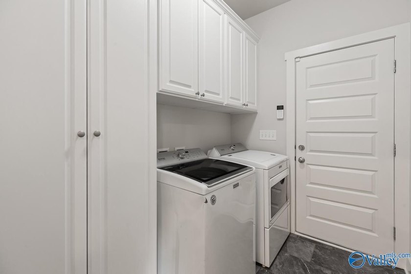 Exceptional move-in ready 4BR/3BA home with freshly painted - photo 20