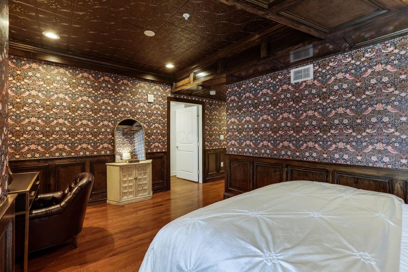 ONLINE REAL ESTATE AUCTION - RARE LEVEQUE TOWER PENTHOUSE- - photo 31