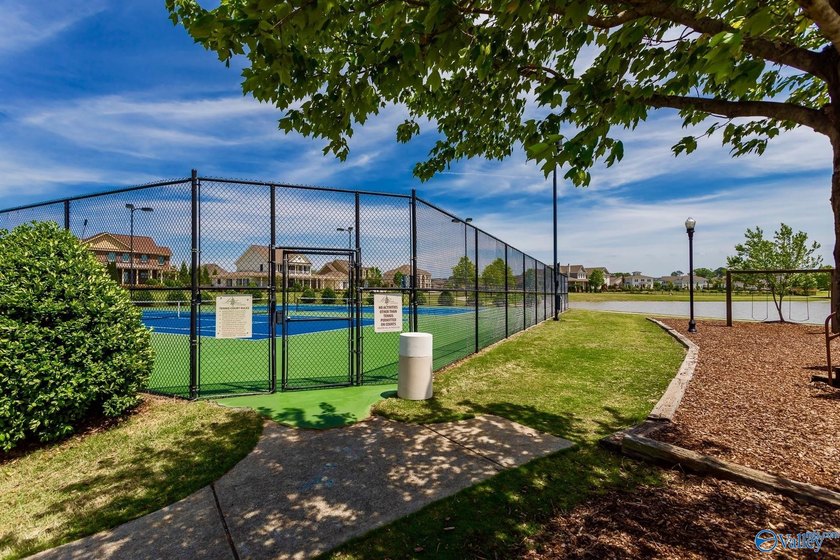 Exceptional move-in ready 4BR/3BA home with freshly painted - photo 31