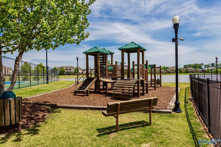 Exceptional move-in ready 4BR/3BA home with freshly painted - photo 38