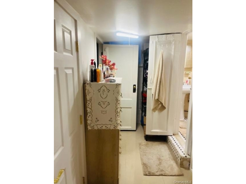 Fully renovated, Semi attached, brick. Close to shopping and - photo 2