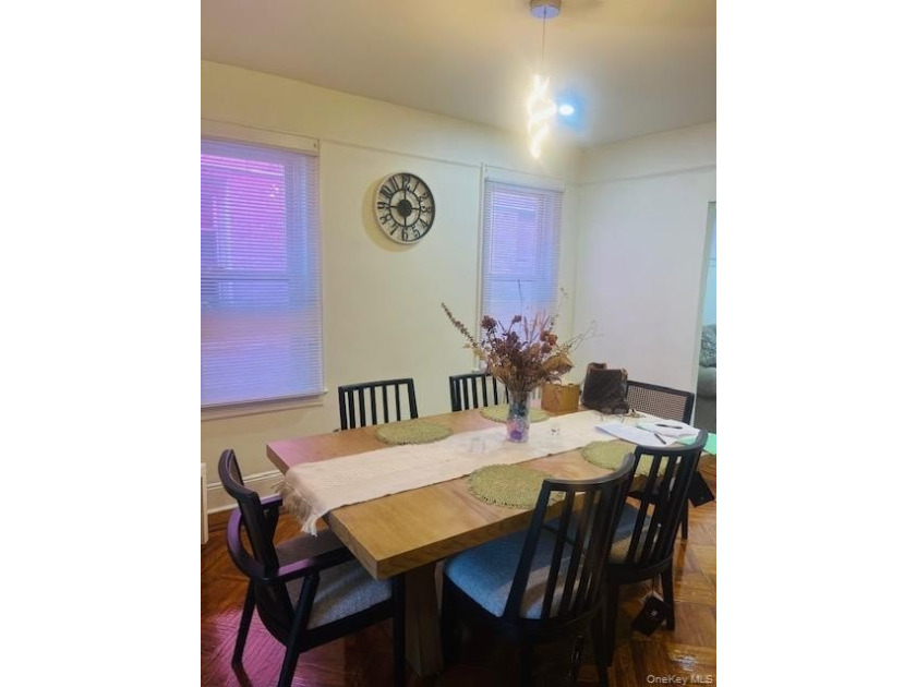 Fully renovated, Semi attached, brick. Close to shopping and - photo 4