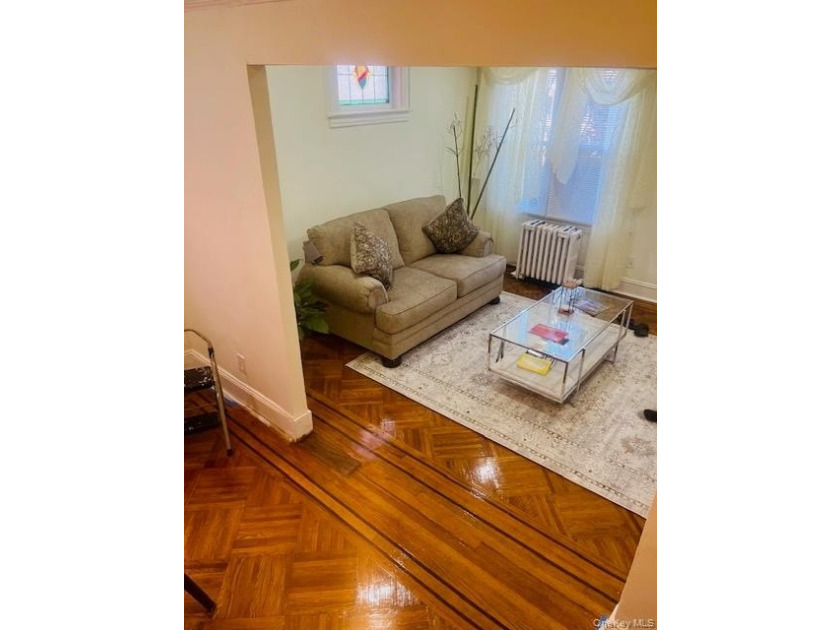 Fully renovated, Semi attached, brick. Close to shopping and - photo 5