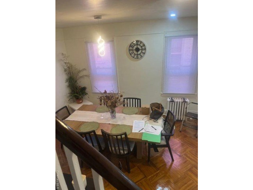 Fully renovated, Semi attached, brick. Close to shopping and - photo 6