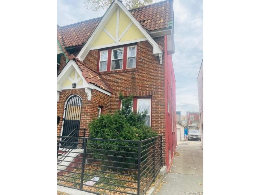 Fully renovated, Semi attached, brick. Close to shopping and - photo 8