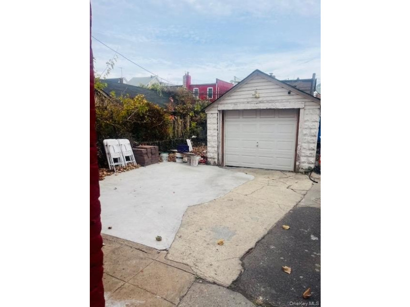 Fully renovated, Semi attached, brick. Close to shopping and - photo 10