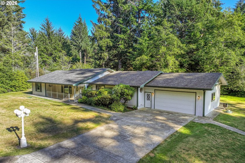 This well loved custom home is a must see in person. Vintage - photo 4