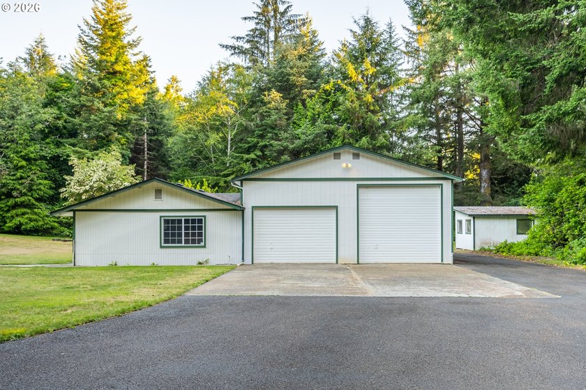 This well loved custom home is a must see in person. Vintage - photo 5