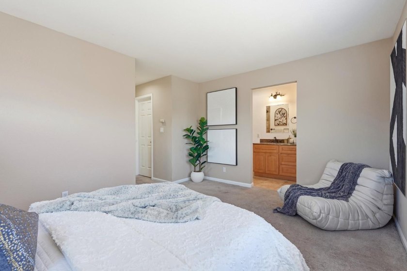 Welcome to this beautifully updated 3-bedroom, 2.5-bath - photo 11