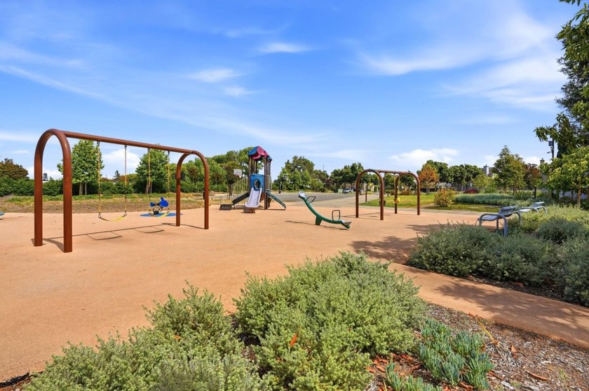 Welcome to this beautifully updated 3-bedroom, 2.5-bath - photo 20