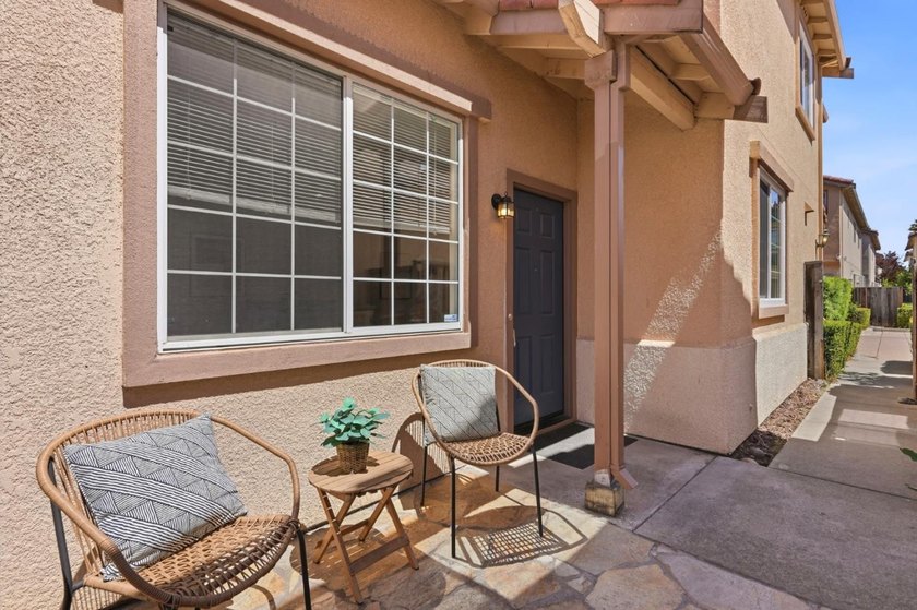 Welcome to this beautifully updated 3-bedroom, 2.5-bath - photo 21