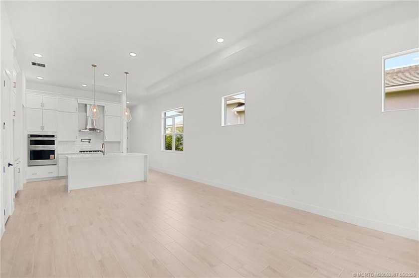 Move-in ready, NEW construction by TRUST HOMES. This 3/2/2/ lake - photo 15