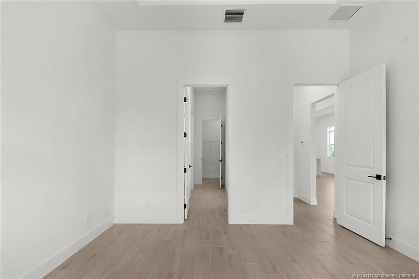 Move-in ready, NEW construction by TRUST HOMES. This 3/2/2/ lake - photo 19