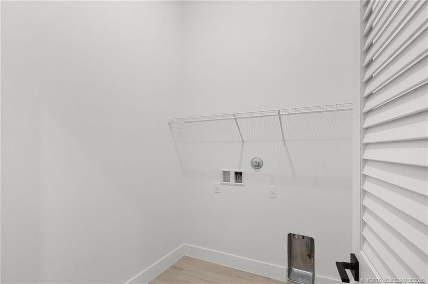 Move-in ready, NEW construction by TRUST HOMES. This 3/2/2/ lake - photo 32