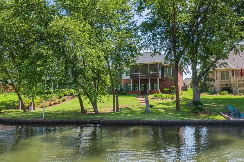 Lakefront Living at Its Finest - Nestled in the prestigious - photo 5