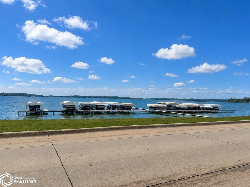 This one has it ALL! Enjoy quiet cul-de-sac living with room for - photo 2