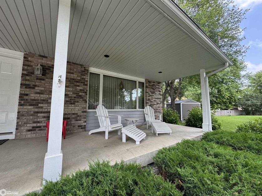 This one has it ALL! Enjoy quiet cul-de-sac living with room for - photo 3
