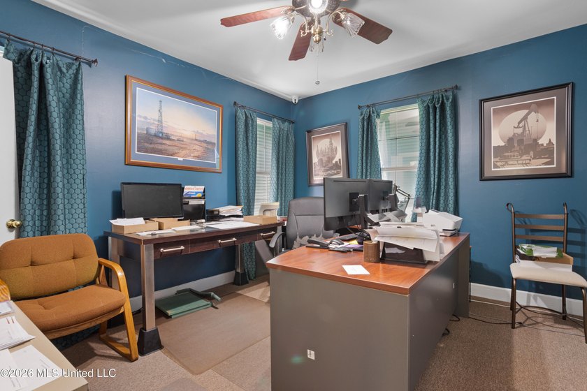 Located just blocks from the courthouse in the heart of downtown - photo 17