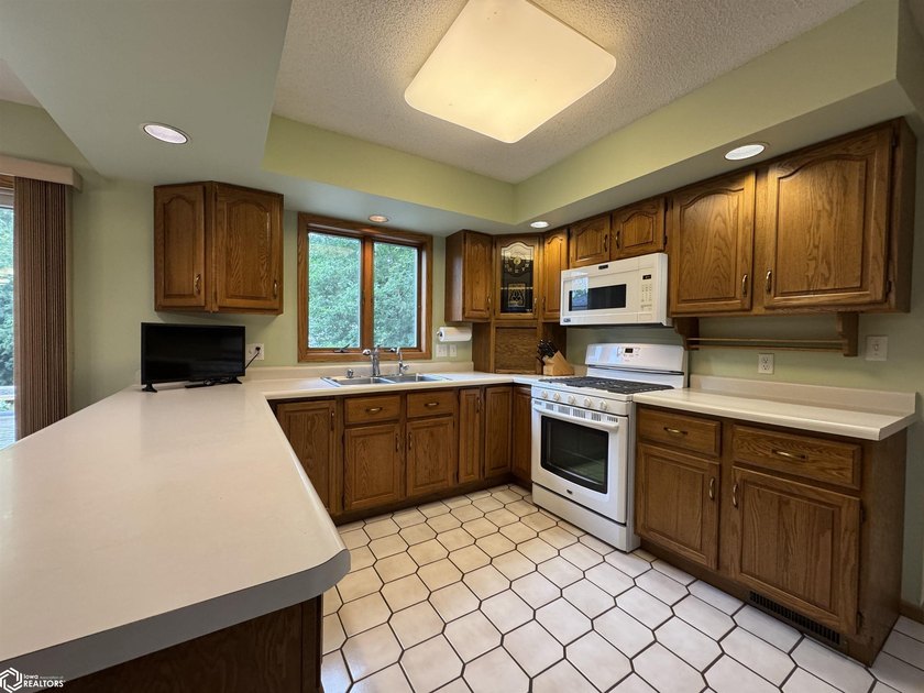This one has it ALL! Enjoy quiet cul-de-sac living with room for - photo 8