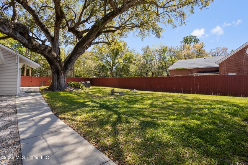 Located just blocks from the courthouse in the heart of downtown - photo 21