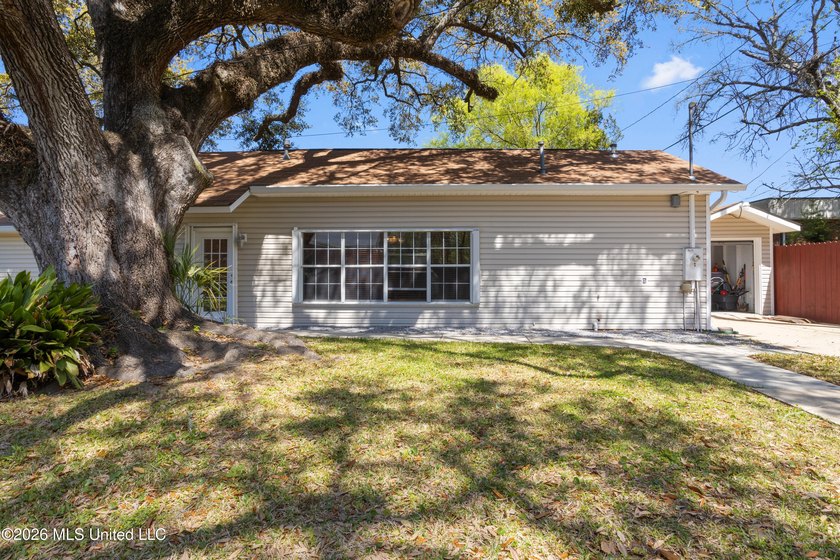 Located just blocks from the courthouse in the heart of downtown - photo 22