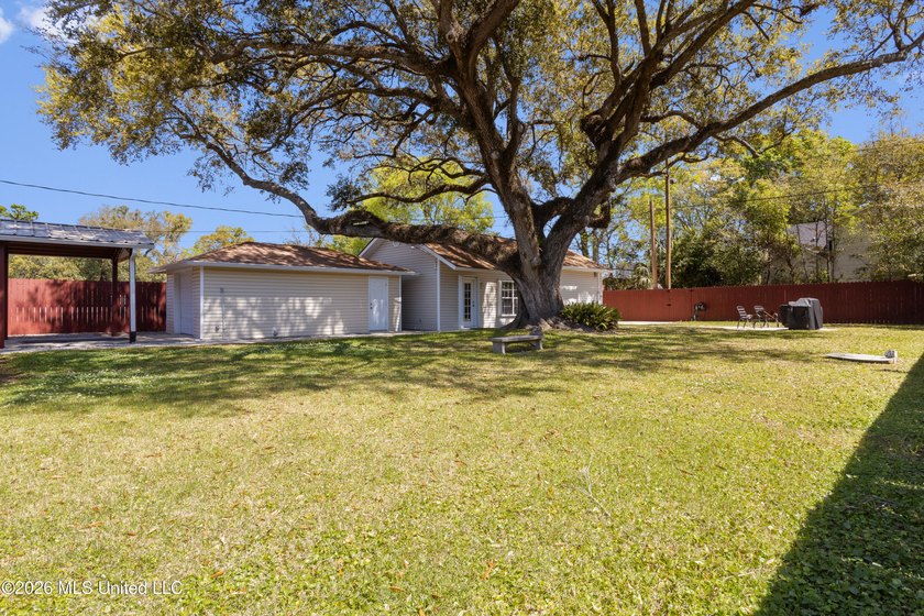 Located just blocks from the courthouse in the heart of downtown - photo 29