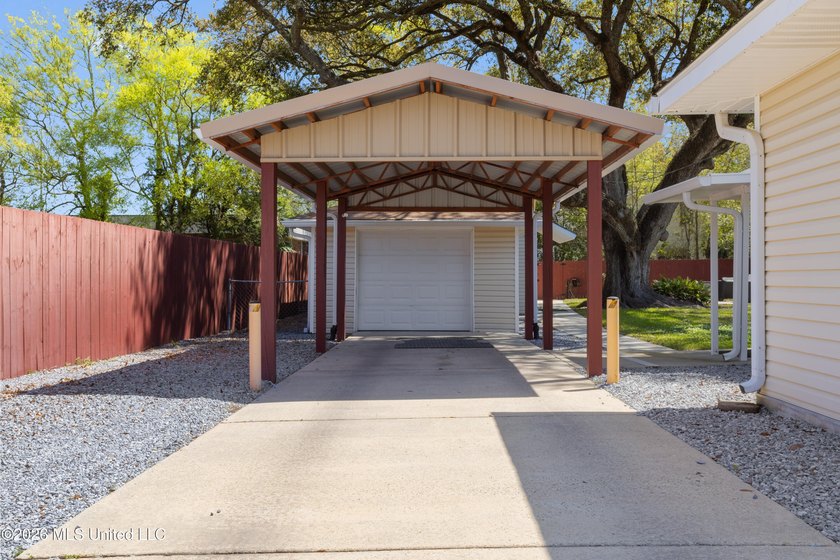 Located just blocks from the courthouse in the heart of downtown - photo 31
