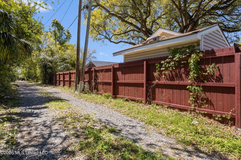 Located just blocks from the courthouse in the heart of downtown - photo 34