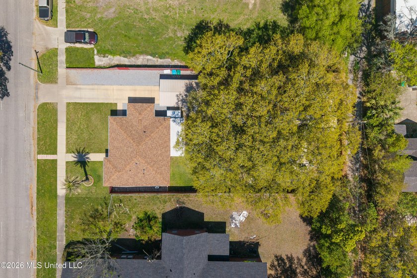 Located just blocks from the courthouse in the heart of downtown - photo 36