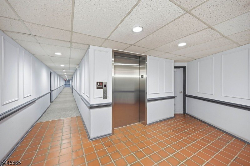 This bright, spacious, 3rd floor 2BR, 1.5 Bath condo in the - photo 3