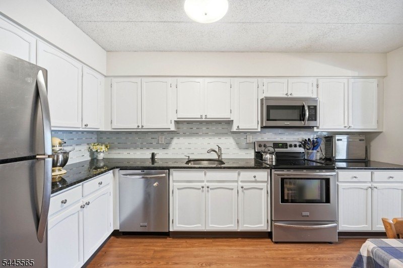 This bright, spacious, 3rd floor 2BR, 1.5 Bath condo in the - photo 6
