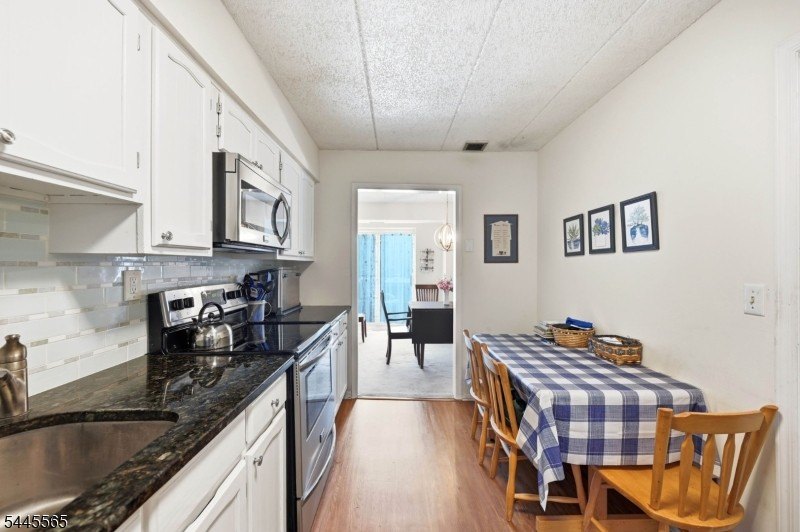 This bright, spacious, 3rd floor 2BR, 1.5 Bath condo in the - photo 7