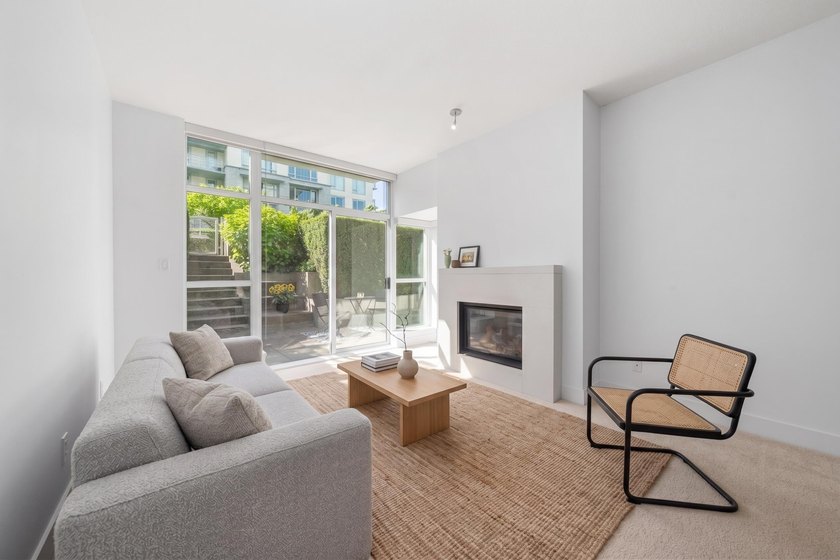Located in the peaceful Iona neighbourhood Stirling House is a - photo 2
