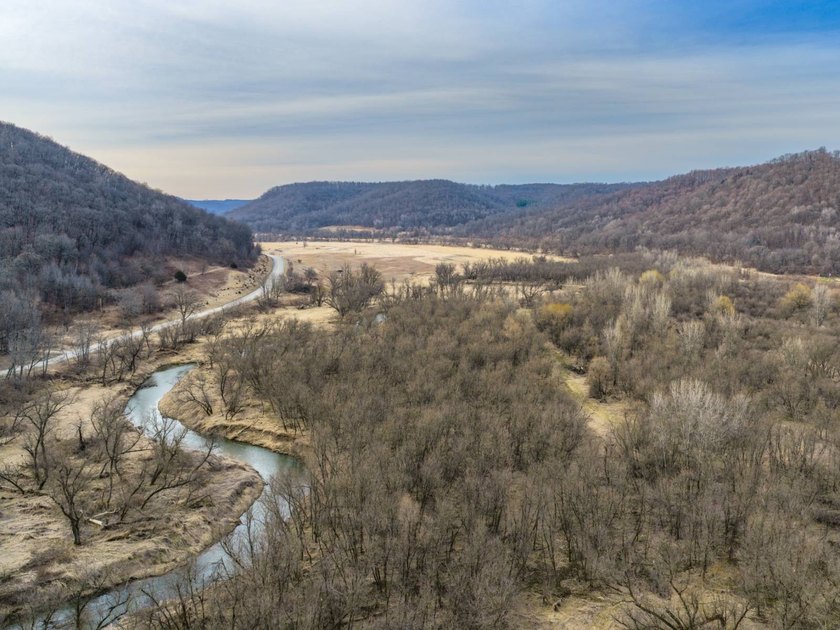 Introducing the West Fork Kickapoo River Farm, an exceptional 90 - photo 18