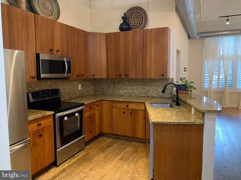 Rare 3 bedroom / 2 bedroom + den ground floor condominium rental - photo 9