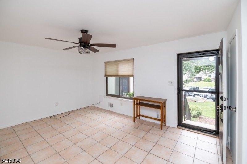 Welcome to this meticulously kept 2-bedroom townhouse complete - photo 4