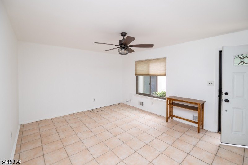 Welcome to this meticulously kept 2-bedroom townhouse complete - photo 5
