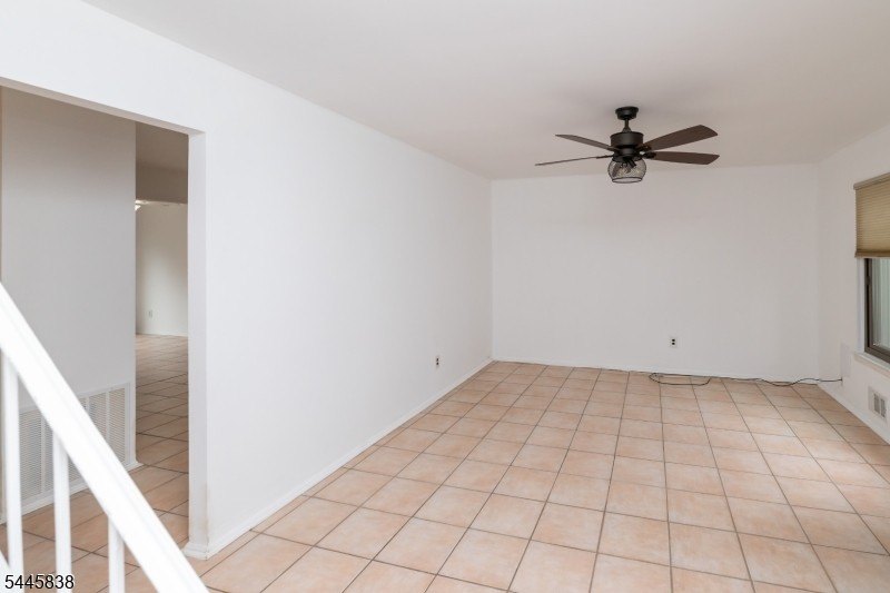 Welcome to this meticulously kept 2-bedroom townhouse complete - photo 8