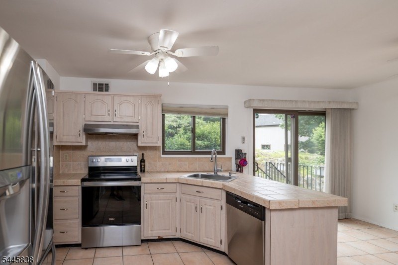 Welcome to this meticulously kept 2-bedroom townhouse complete - photo 9