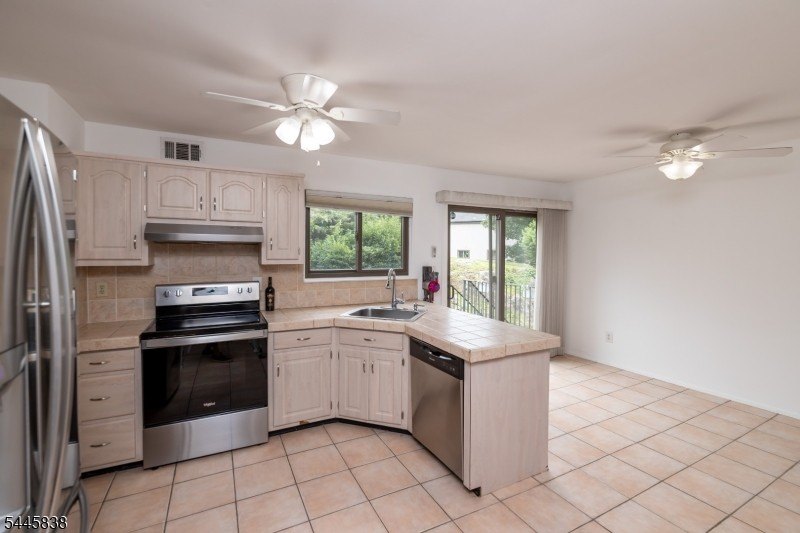 Welcome to this meticulously kept 2-bedroom townhouse complete - photo 10