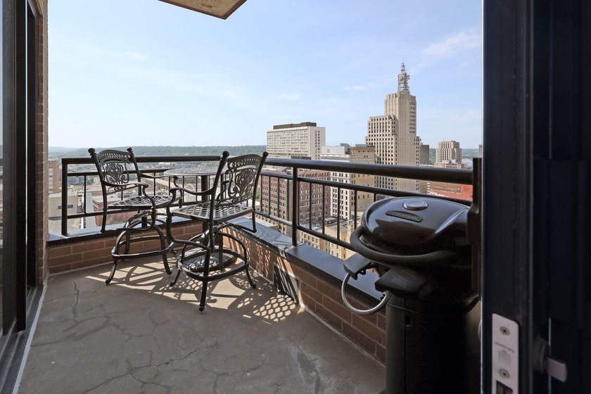 Welcome to The Airye Condos - the tallest building in Downtown - photo 6