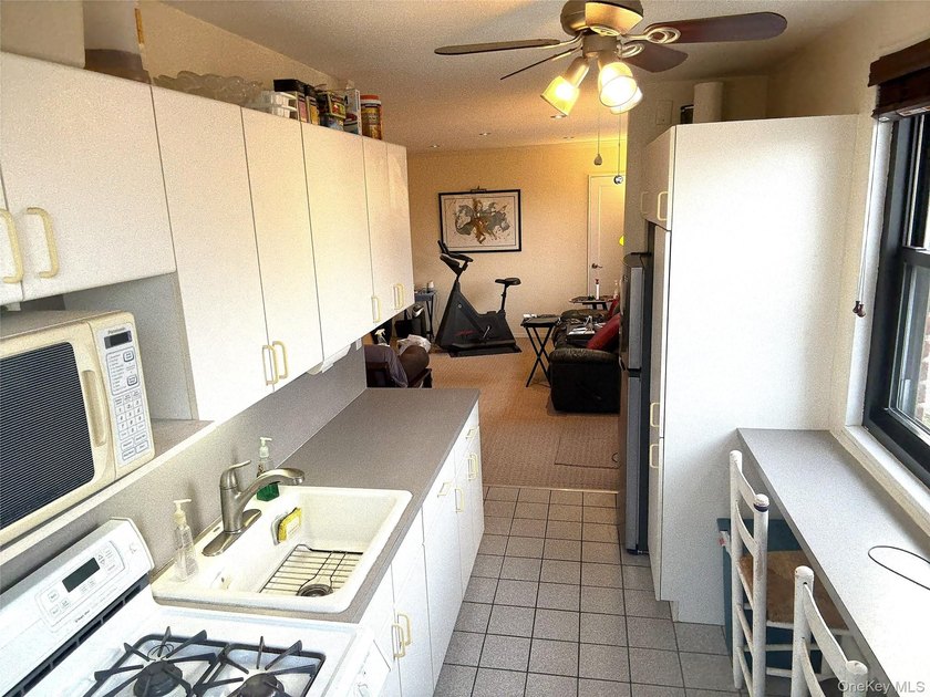 Desirable 2/3 BR w Modern, Open Concept Layout In Great Location - photo 6