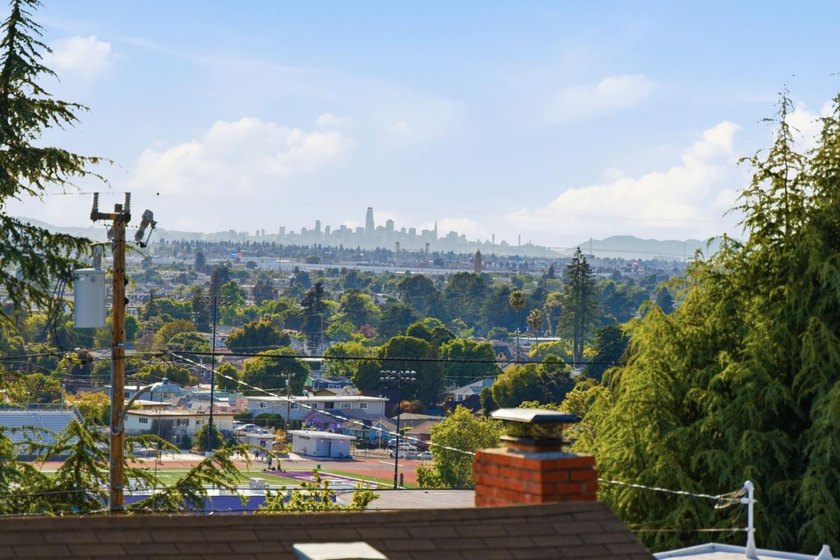 $20K PRICE REDUCTION - TRANSPARENT PRICE! Set on a 10,000+ sq.ft - photo 2