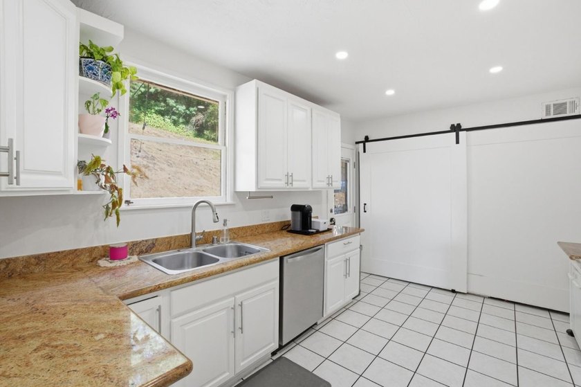 $20K PRICE REDUCTION - TRANSPARENT PRICE! Set on a 10,000+ sq.ft - photo 6