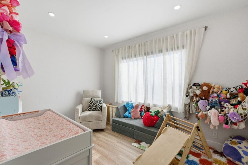 $20K PRICE REDUCTION - TRANSPARENT PRICE! Set on a 10,000+ sq.ft - photo 9