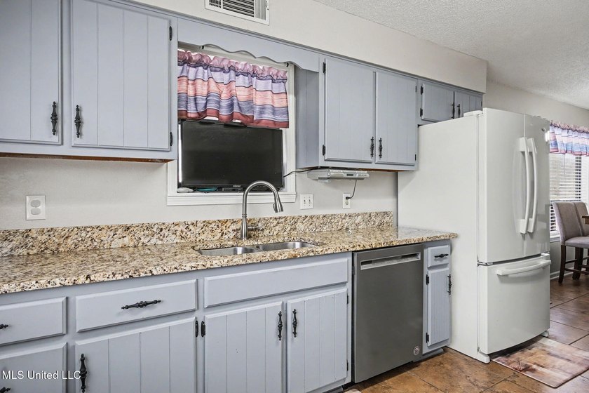 Rare opportunity to own 21+ acres in the heart of Hernando! This - photo 10